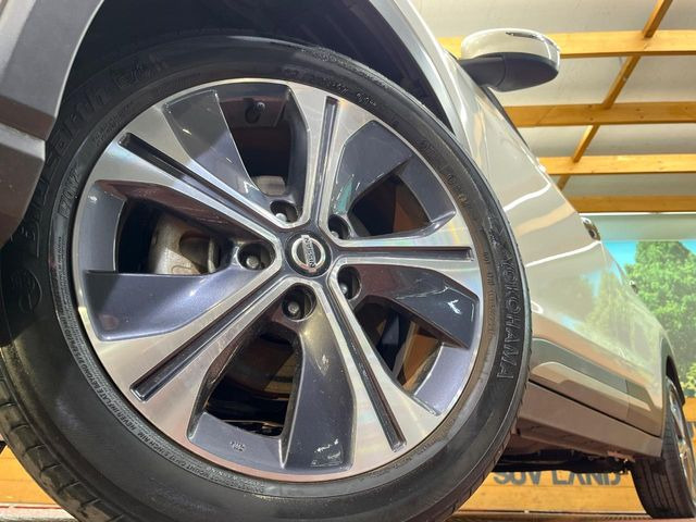 �y����17�C���`�A���~�z�C�[���z�O�ςɃ}�b�`���������A���~�z�C�[���𑕒����Ă���܂��B�e��ЊO�A���~�z�C�[����A�X�^�b�h���X�^�C�����戵�����Ă���܂��B���񂲑��k����������