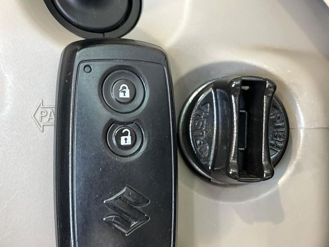 【キーレススタートシステム】カバンやポケットに入れたままでもドアの施錠・解錠が可能なスマートキーを装備。エンジンのオン・オフ時もカギを取り出す必要が無いからとっても便利です♪