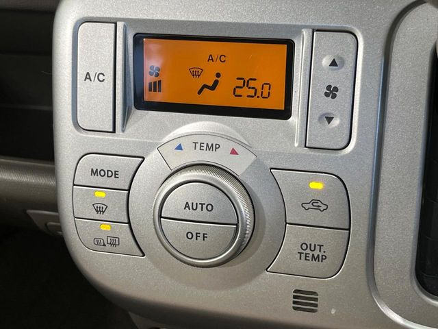 【オートエアコン】一度お好みの温度に設定すれば、車内の温度を検知し風量や温度を自動で調整。暑い&hellip;寒い&hellip;と何度もスイッチ操作をする必要はありません。快適な車内空間には必須の機能ですね♪