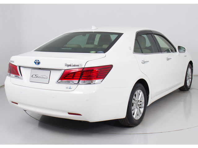 個性的なリアビューで御座います。精悍な佇まいは高級車ならではです。