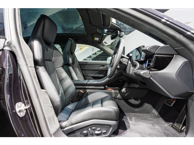 タイカンGTS 4+1シート 4WD