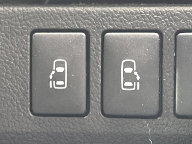 【両側パワースライドドア】スマートキーや運転席のスイッチで後席両側スライドドアの開閉が可能♪電動だから力を入れてドアを開ける必要が無く、小さなお子様でも簡単に開け閉めでき快適です♪