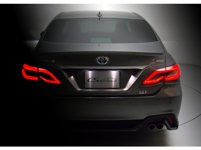 個性的なリアビューで御座います。精悍な佇まいは高級車ならではです。