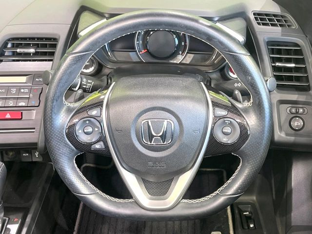 �C���e���A�ɍ��킹���f�U�C���̃X�e�A�����O�́A�^�]�������̂��Ƃ��l���A�^�]���₷���`��A�傫���ł��B�����x�A���ۂɐG���Ă��m���߂��������B