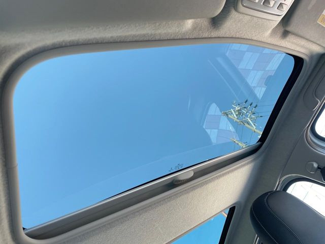 ���p�m���}�~�b�N�K���X���[�t:�唗�͂̃p�m���}���[�t�́A�㕔���Ȃɂ܂ő����Ă���A�J���I�ȋ�Ԃ����y���݂��������܂��B