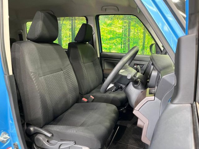 運転席シート廻りは使用感も少なく、良好な状態となっています。丁寧に使われていたことがよくわかりますね。後部座席も気になるようなキズ・汚れやへたり等、大きなダメージはなく、良好な状態です。