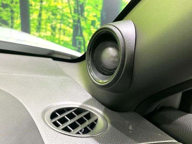 �y�v���~�A���T�E���h�V�X�e���z���[�J�[�I�v�V�����̍��i�ʃT�E���h�V�X�e���𓋍ځB��p�̃`���[�j���O���{���ꂽ�召�l�X�ȃX�s�[�J�[����ǎ��ȃT�E���h���t�ł��A�Տꊴ���ӂ�鉹����Ԃ����o���܂��B