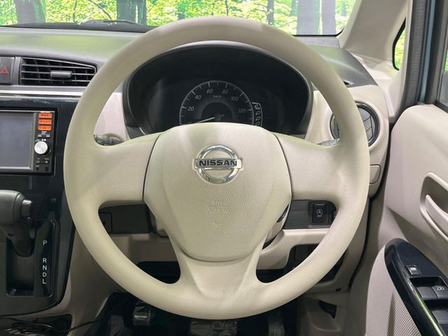 �C���e���A�ɍ��킹���f�U�C���̃X�e�A�����O�́A�^�]�������̂��Ƃ��l���A�^�]���₷���`��A�傫���ł��B�����x�A���ۂɐG���Ă��m���߂��������B