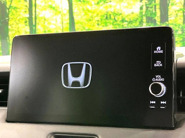 【大画面ナビ】人気の大型9インチナビを装備。存在感のある大画面はインパクト大!ナビ利用時のマップ表示は見やすく、テレビやDVDは臨場感がアップ!いつものドライブがグッと楽しくなります♪