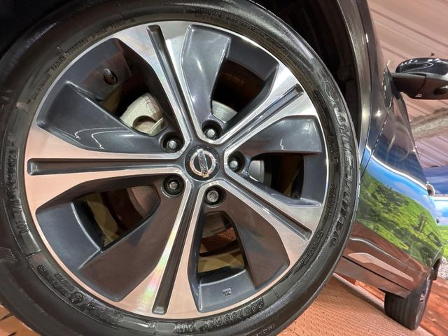 �y����17�C���`�A���~�z�C�[���z�O�ςɃ}�b�`���������A���~�z�C�[���𑕒����Ă���܂��B�e��ЊO�A���~�z�C�[����A�X�^�b�h���X�^�C�����戵�����Ă���܂��B���񂲑��k����������