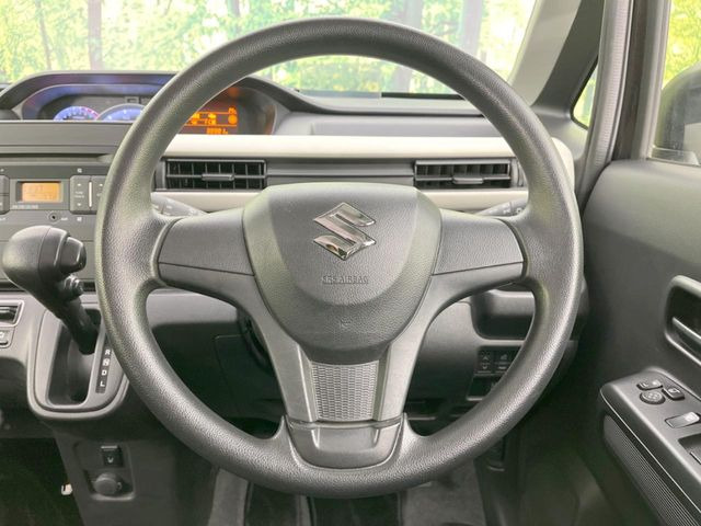 �C���e���A�ɍ��킹���f�U�C���̃X�e�A�����O�́A�^�]�������̂��Ƃ��l���A�^�]���₷���`��A�傫���ł��B�����x�A���ۂɐG���Ă��m���߂��������B