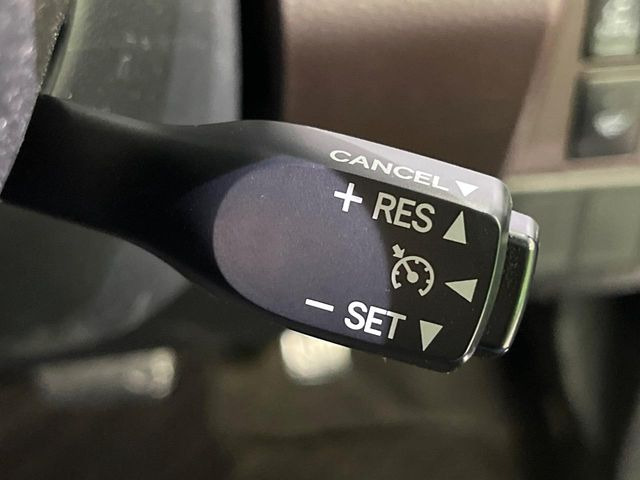 【クルーズコントロール】高速道路もラクラク走行。アクセルを離しても一定速度で走行ができ、長距離運転時の負担を軽減!加速・減速も簡単なスイッチ操作で調整できます。