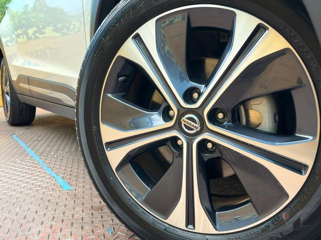 �y����17�C���`�A���~�z�C�[���z�O�ςɃ}�b�`���������A���~�z�C�[���𑕒����Ă���܂��B�e��ЊO�A���~�z�C�[����A�X�^�b�h���X�^�C�����戵�����Ă���܂��B���񂲑��k����������