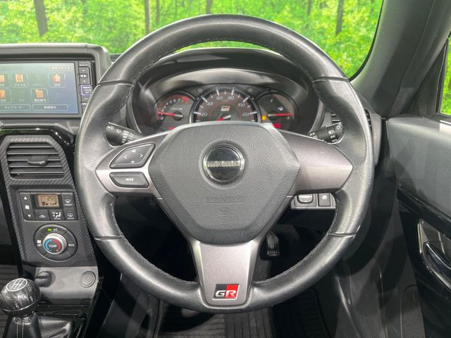 �C���e���A�ɍ��킹���f�U�C���̃X�e�A�����O�́A�^�]�������̂��Ƃ��l���A�^�]���₷���`��A�傫���ł��B�����x�A���ۂɐG���Ă��m���߂��������B