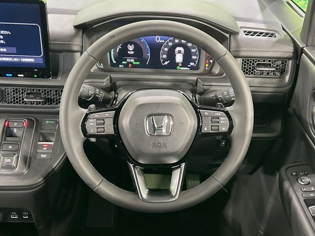 �C���e���A�ɍ��킹���f�U�C���̃X�e�A�����O�́A�^�]�������̂��Ƃ��l���A�^�]���₷���`��A�傫���ł��B�����x�A���ۂɐG���Ă��m���߂��������B