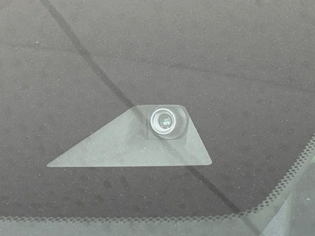 【インテリジェントエマージェンシーブレーキ】フロントカメラで前方の車両や歩行者を検知。衝突しそうな時は衝突被害軽減ブレーキが作動、衝突回避をサポート。より安全にドライブをお楽しみいただけます。