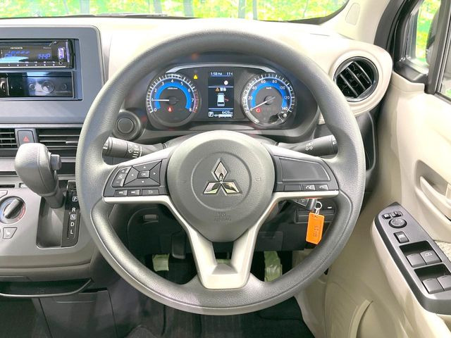 �C���e���A�ɍ��킹���f�U�C���̃X�e�A�����O�́A�^�]�������̂��Ƃ��l���A�^�]���₷���`��A�傫���ł��B�����x�A���ۂɐG���Ă��m���߂��������B