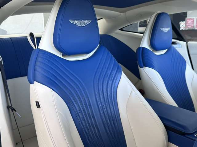 刺繍入りヘッドレストを採用した特別感の高い一台です