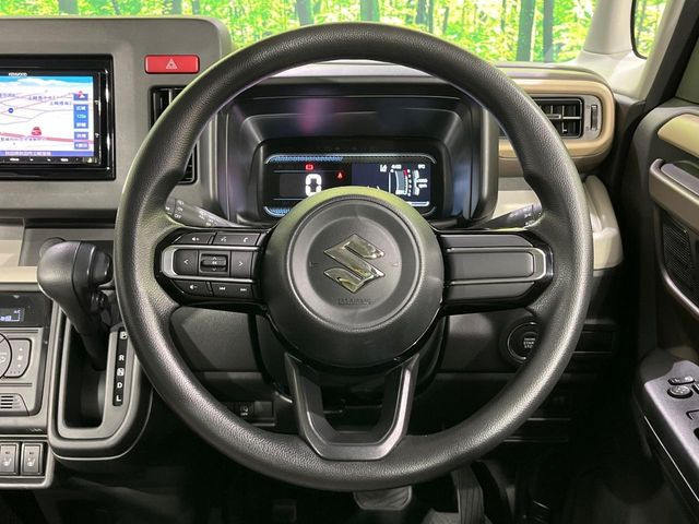 �C���e���A�ɍ��킹���f�U�C���̃X�e�A�����O�́A�^�]�������̂��Ƃ��l���A�^�]���₷���`��A�傫���ł��B�����x�A���ۂɐG���Ă��m���߂��������B