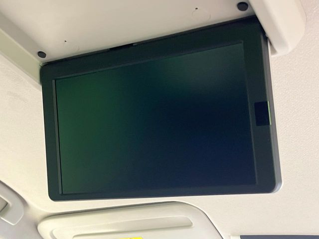 【フリップダウンモニター】大画面モニターで後席でもエンタメをお楽しみいただけます。小さなお子様にも大人気の装備です♪