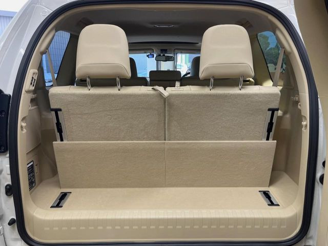 ���i�̂���������ʋ΁A���}���ɏ\���ȉ׎��X�y�[�X���m�ۂ��Ă���܂��B�T�[�h�V�[�g��|���ƁA�傫�ȉו��̐ύڂ��\�ł���