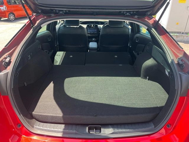 ���i�̂���������ʋ΁A���}���ɏ\���ȉ׎��X�y�[�X���m�ۂ��Ă���܂��B�Z�J���h�V�[�g��|���ƁA�傫�ȉו��̐ύڂ��\�ł���