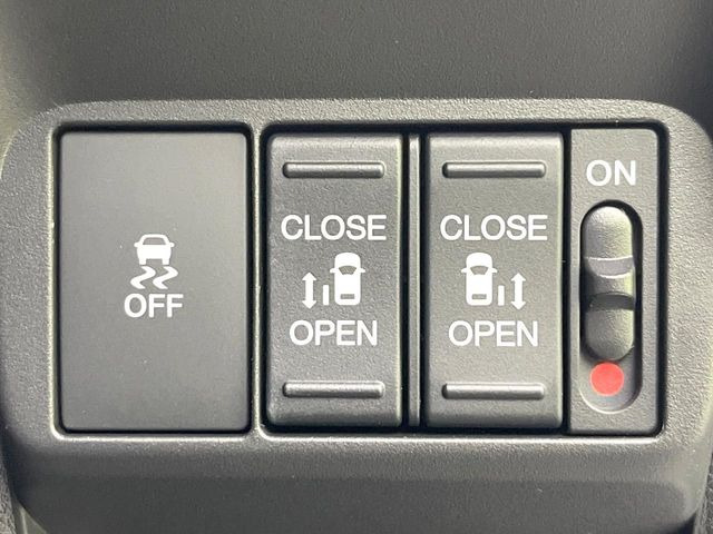 【両側スライドドア】駐車場で隣の車との間隔が狭く乗りにくい時、スライドドアなら安心!ドアオープン時も幅を取らず、開口部が広いので乗り降りがとっても簡単です。大きな荷物の出し入れも後席から可能♪