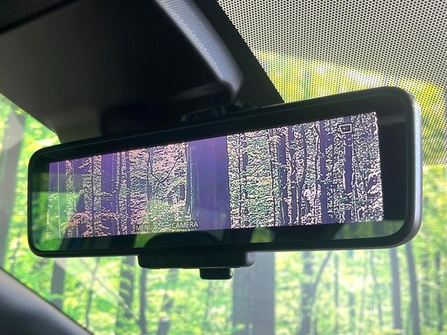 【インテリジェントルームミラー】後席の大きな荷物や同乗者で後方が確認しづらい時でも安心!カメラが撮影した車両後方の映像をルームミラー内に表示。クリアな視界で状況の確認が可能です!