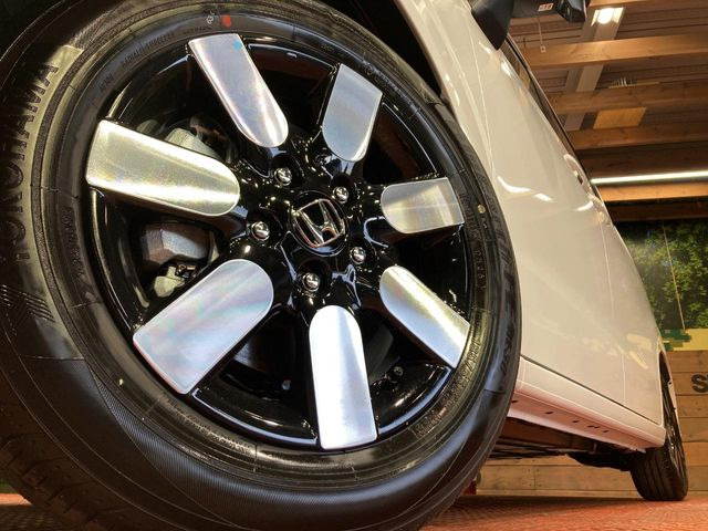 【純正15インチアルミホイール】外観にマッチした純正アルミホイールを装着しております。各種社外アルミホイールや、スタッドレスタイヤも取扱いしております。是非ご相談ください♪