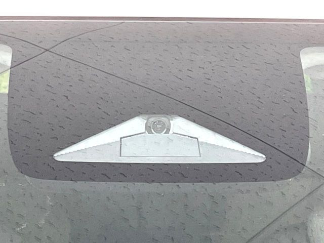 【ホンダセンシング】走行中に前方の車両等を認識し、衝突しそうな時は警報とブレーキで衝突回避と被害軽減をアシスト。より安全にドライブをお楽しみいただけます。