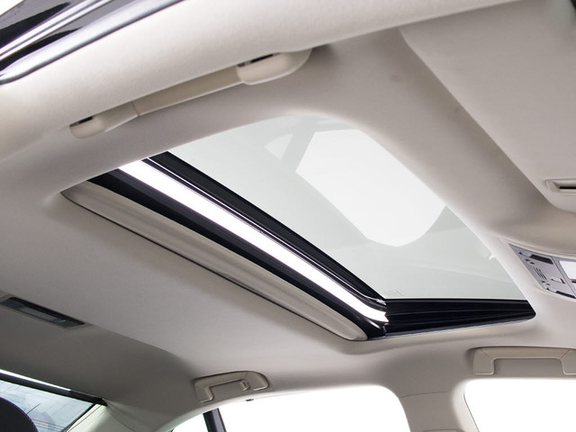 人気装備のサンルーフが付いています!上下チルトに前後スライド機能が付いていますので、様々なドライブシーンで活躍してくれます!!開放感ある車内空間は気持ちがいいですよ!是非体感してみて下さい!