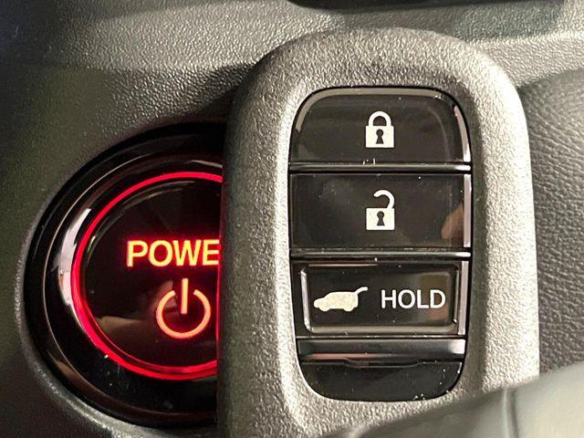 【Hondaスマートキー】カバンやポケットに入れたままでもドアの施錠・解錠が可能なスマートキーを装備。エンジンのオン・オフ時もカギを取り出す必要が無いからとっても便利です♪