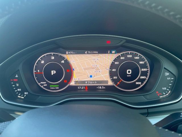 ���o�[�`�����R�b�N�s�b�g:�S�̂��t���p�l���ƂȂ��Ă����i�I�ȃ��[�^�[�p�l���B�ʏ�̃X�s�[�h���[�^�[�Ƃ��Ă̋@�\�͂������A�i�r�E�I�[�f�B�I�@�\�̊m�F�E������ł��A�^�]�ɏW�����₷���Ȃ��Ă���܂��B