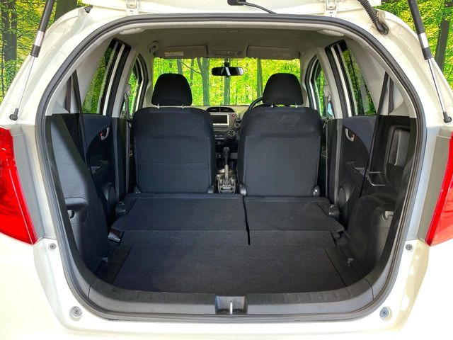 ���i�̂���������ʋ΁A���}���ɏ\���ȉ׎��X�y�[�X���m�ۂ��Ă���܂��B�Z�J���h�V�[�g��|���ƁA�傫�ȉו��̐ύڂ��\�ł���