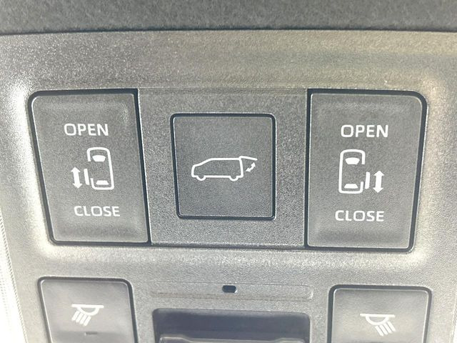 【両側パワースライドドア】スマートキーや運転席のスイッチで後席両側スライドドアの開閉が可能♪電動だから力を入れてドアを開ける必要が無く、小さなお子様でも簡単に開け閉めでき快適です♪