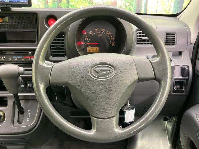 �C���e���A�ɍ��킹���f�U�C���̃X�e�A�����O�́A�^�]�������̂��Ƃ��l���A�^�]���₷���`��A�傫���ł��B�����x�A���ۂɐG���Ă��m���߂��������B