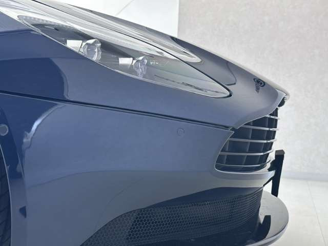 オプション:2トーン・インテリア、刺繍入りヘッドレスト