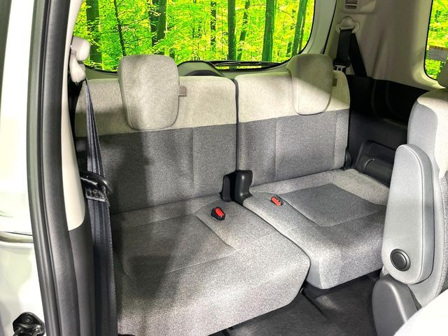 3列目シートはもちろん状態良好☆大人でもゆったりと座って頂けますので、大人数でのお出かけもラクラクです♪ご家族で、気の知れた仲間で、ドライブに行くのが楽しみですね♪