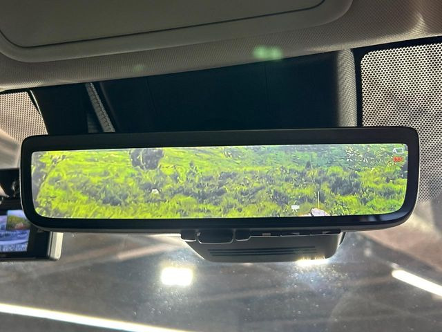 【デジタルインナーミラー】後席の大きな荷物や同乗者で後方が確認しづらい時でも安心!カメラが撮影した車両後方の映像をルームミラー内に表示。クリアな視界で状況の確認が可能です!