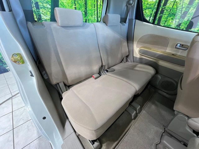 後部座席も気になるようなキズ・汚れやへたり等、大きなダメージはなく、良好な状態です。