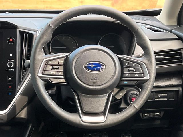 �C���e���A�ɍ��킹���f�U�C���̃X�e�A�����O�́A�^�]�������̂��Ƃ��l���A�^�]���₷���`��A�傫���ł��B�����x�A���ۂɐG���Ă��m���߂��������B