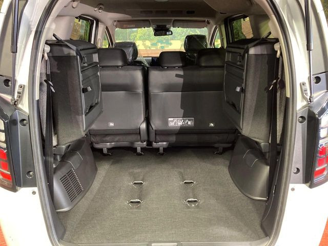 普段のお買い物や通勤、送迎等に十分な荷室スペースを確保しております。セカンドシートを倒すと、大きな荷物の積載も可能です♪