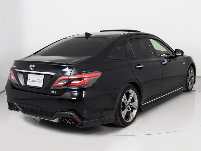 個性的なリアビューで御座います。精悍な佇まいは高級車ならではです。