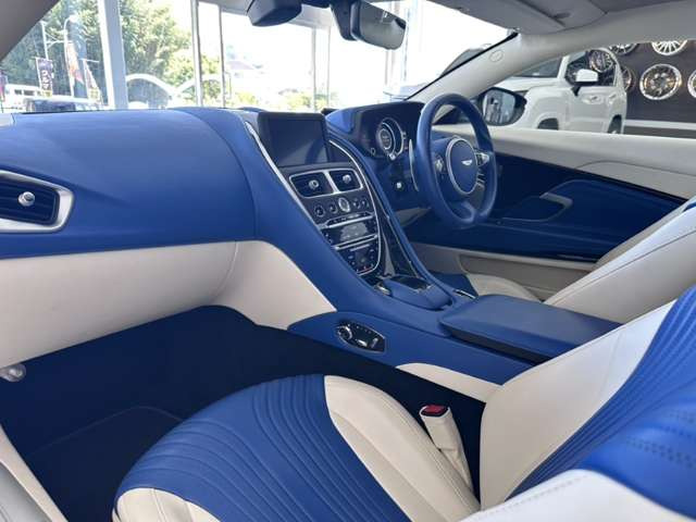 ブルー&times;アイボリーの2トーンインテリアを採用しています。