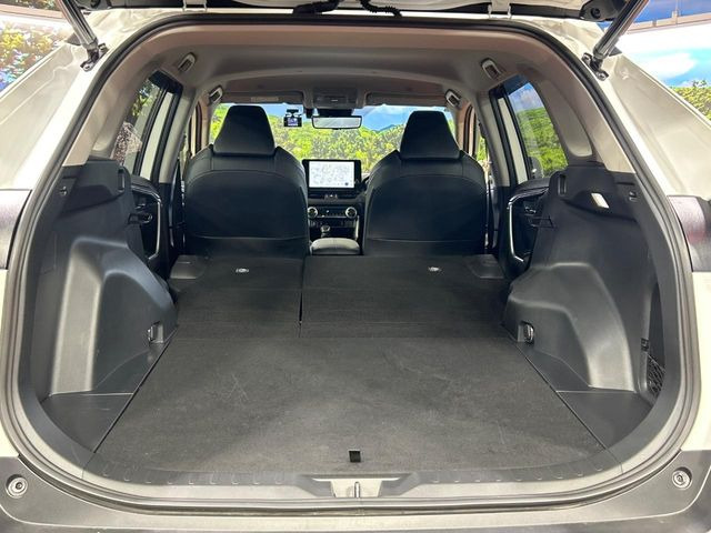 普段のお買い物や通勤、送迎等に十分な荷室スペースを確保しております。セカンドシートを倒すと、大きな荷物の積載も可能です♪