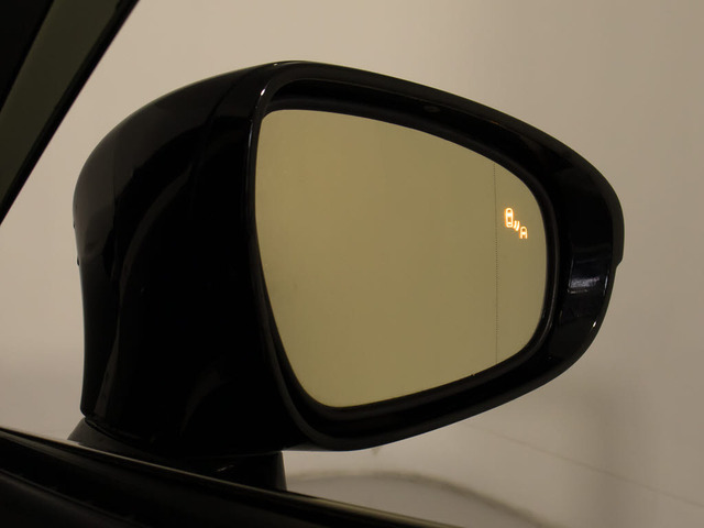 BSM(ブラインドスポットモニタ)!隣の車線を走る車両をレーダーで検知し、ドアミラーでは確認しにくい後側方エリアに存在する車両に加えて、急接近してくる車両も検知します。