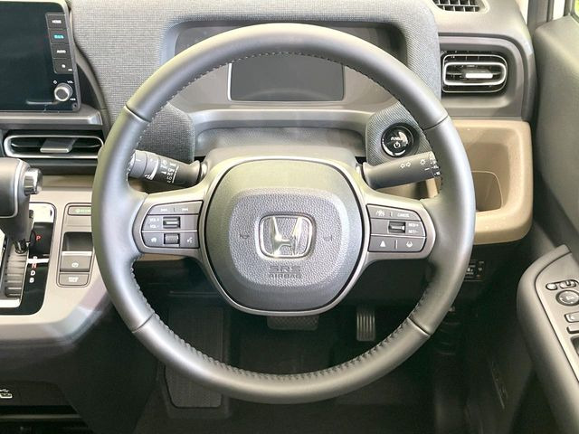 インテリアに合わせたデザインのステアリングは、運転される方のことも考え、運転しやすい形状、大きさです。是非一度、実際に触ってお確かめください。