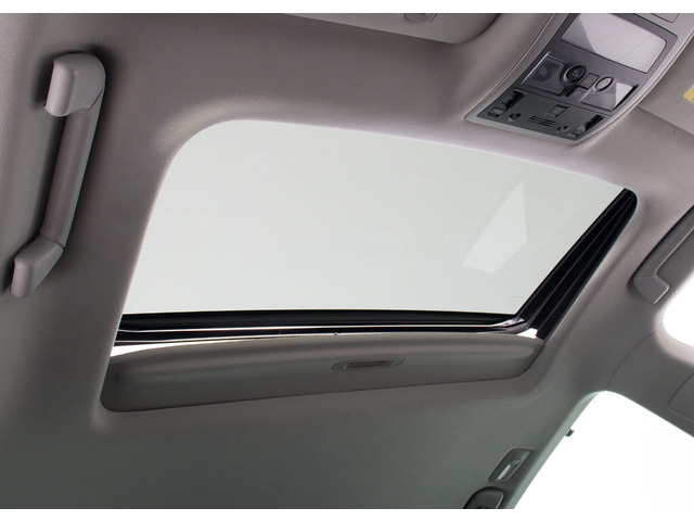 人気装備のサンルーフが付いています!上下チルトに前後スライド機能が付いていますので、様々なドライブシーンで活躍してくれます!!開放感ある車内空間は気持ちがいいですよ!是非体感してみて下さい!