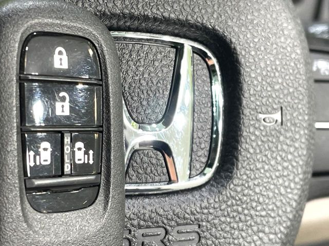 【Hondaスマートキー】カバンやポケットに入れたままでもドアの施錠・解錠が可能なスマートキーを装備。エンジンのオン・オフ時もカギを取り出す必要が無いからとっても便利です♪