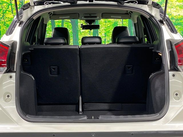 ���i�̂���������ʋ΁A���}���ɏ\���ȉ׎��X�y�[�X���m�ۂ��Ă���܂��B�Z�J���h�V�[�g��|���ƁA�傫�ȉו��̐ύڂ��\�ł���